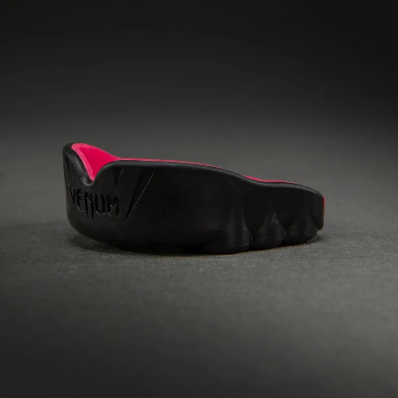 Venum Challenger Mouthguard - Black/Raspberry - Image 3